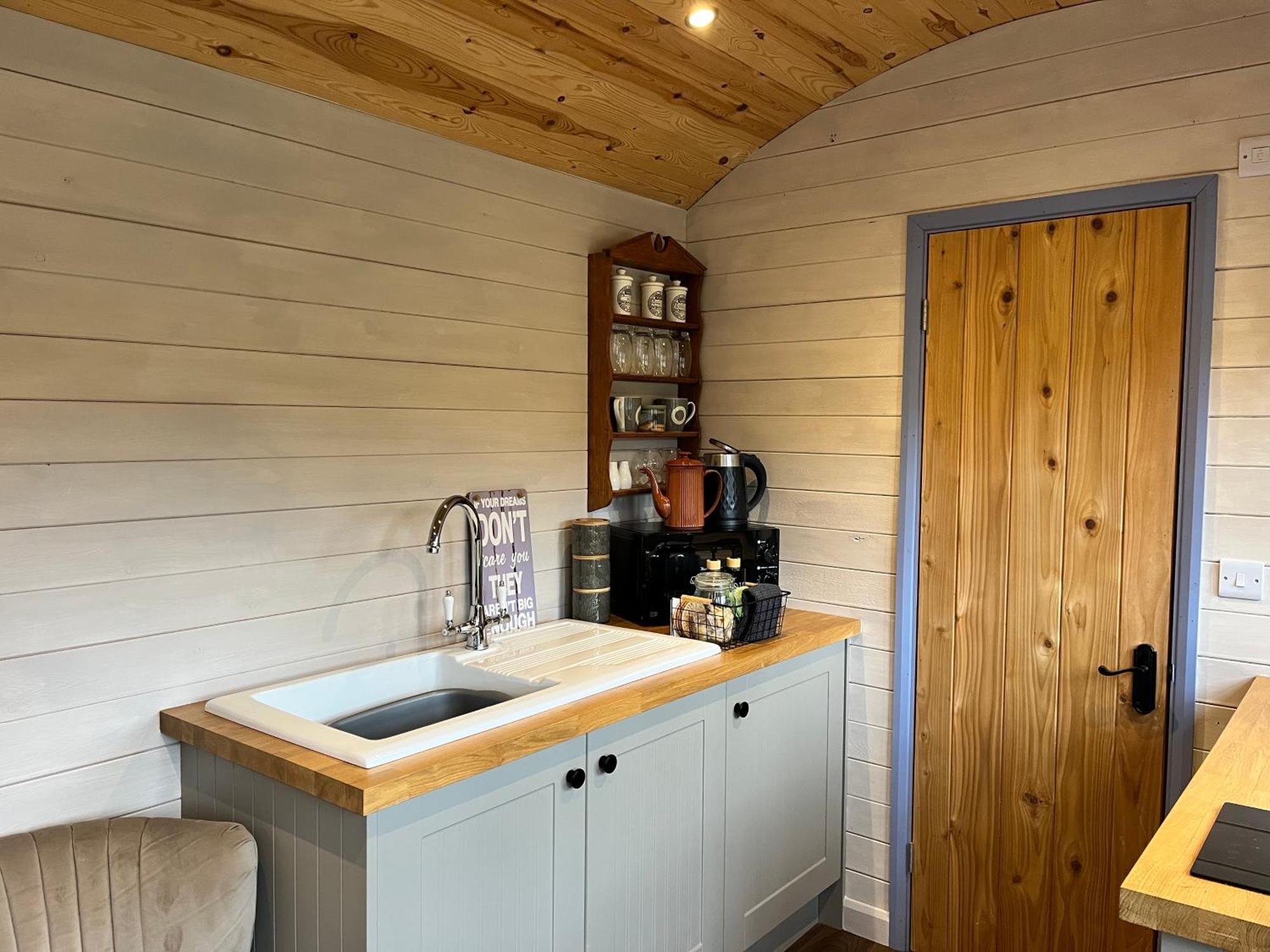 Oakies Farm Stays Llandovery Exterior foto