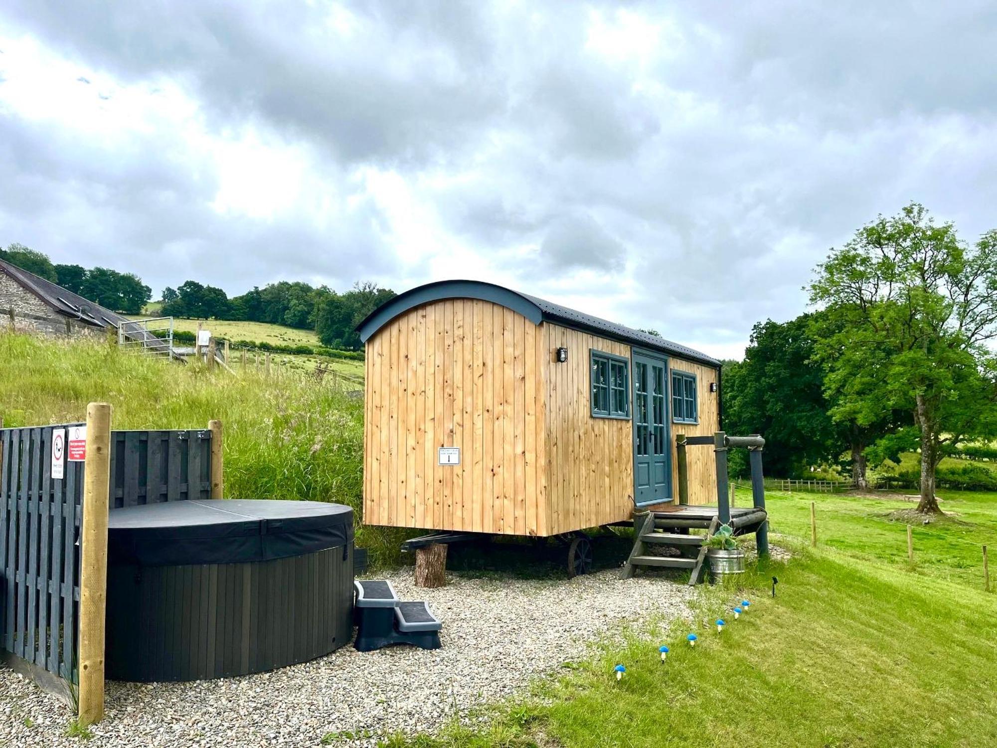Oakies Farm Stays Llandovery Exterior foto